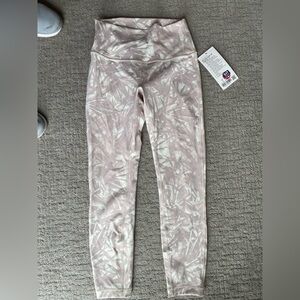 NWT - Lululemon Wunder Under - tropical pattern